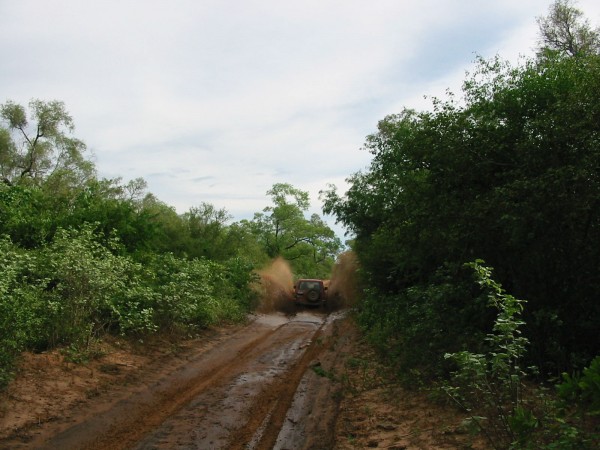 04. mit dem Prado durch die Lache - Kopie.jpg