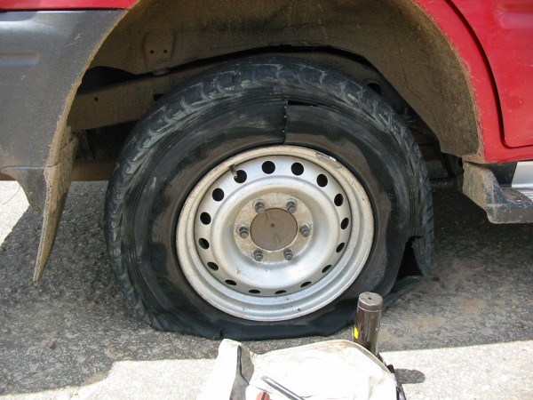 12. der geplatzte Reifen mit 7 Löchern.jpg