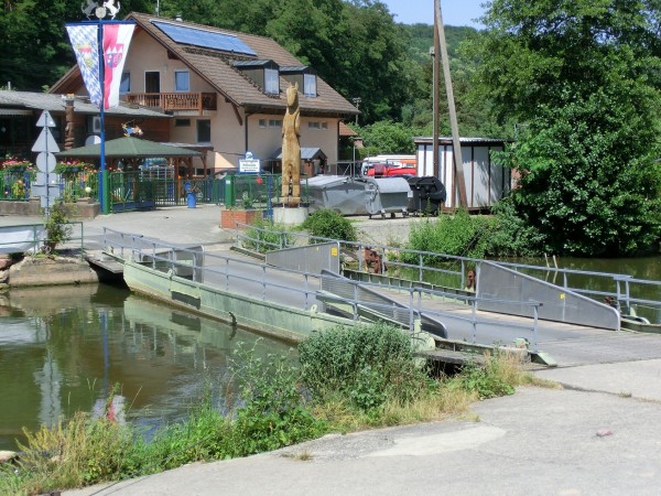 Pontonbrücke über die Fränkische Saale