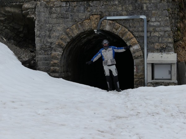 Hier war leider Schluß. Vor und hinter dem Tunnel 1,20 m Schnee, keine Chance...