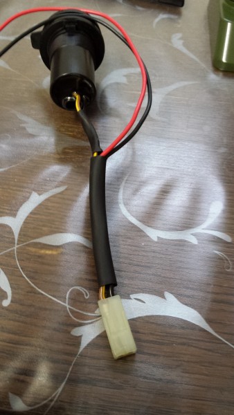 ZAK03.jpg (73.64 KiB) 1999 mal betrachtet Schrumpfschlauch und Pins genauso wieder eingesetzt, dass + und - wieder passen