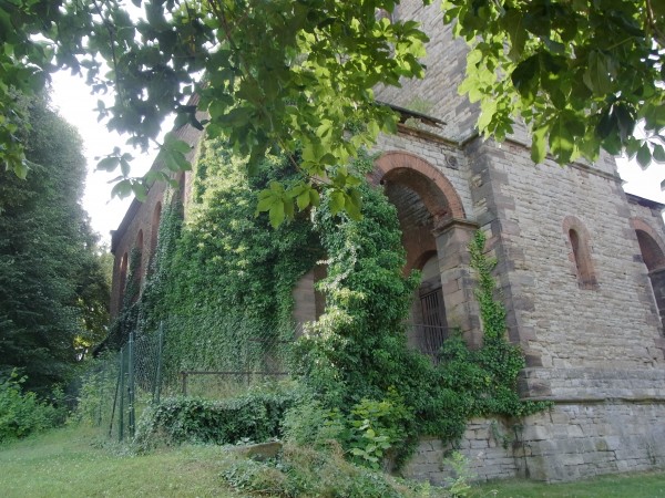 nach 10km derbstem Kopfsteinpflaster irgendwo vor Querfurt gabs diese schöne Kapelle, leider am verfallen...