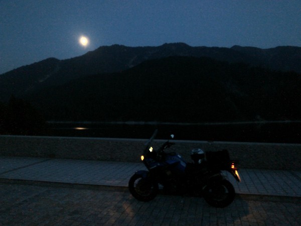 IMG_20160914_195658.jpg (102.19 KiB) 3429 mal betrachtet Hmm, Handy für Nachtaufnahmen vielleicht suboptimal. Egal, die Stimmung kommt rüber.