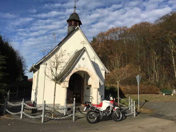 IMG_4392.JPG (263.11 KiB) 3637 mal betrachtet Die "kleine" Tenere vor der Antoniuskapelle bei Ohlenberg - Erl