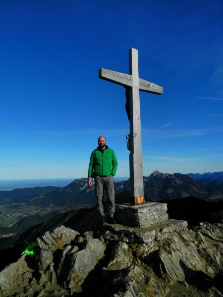 Auf dem Jägerkamp. Hinten rechts der Wendelstein.
