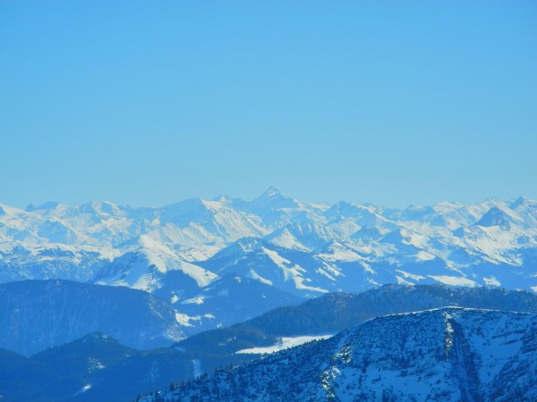 Blick zum Großglockner  (der spitzige Berg in der Mitte, 86km Luftlinie)
