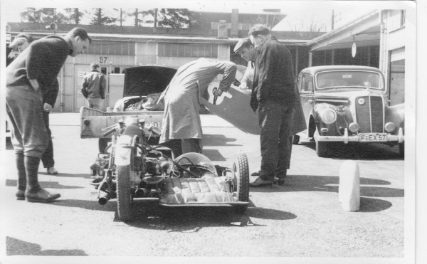 1963-Ostern-Fahrerlager-1.jpg (155.52 KiB) 3502 mal betrachtet Ostern 1963, altes Fahrerlager. BMW-RS-Kneeler-Gespann