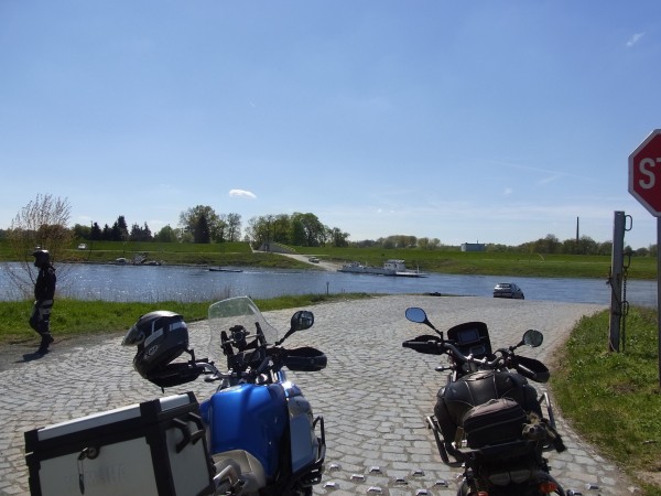 warten auf die Elbfähre bei Prettin...