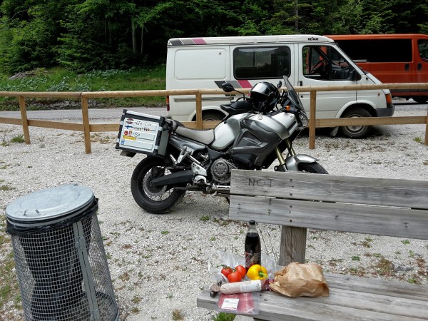 2017-06-03 17.08.27.jpg (330.36 KiB) 4668 mal betrachtet Pause am Lago Predil