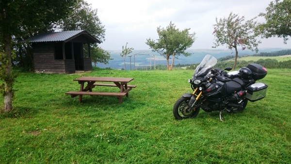 Bank2.JPG (369.68 KiB) 5764 mal betrachtet Im Hintergrund Luxemburg