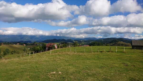 Almlandschaft abseits der Nationalstraße