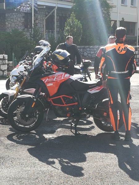 Neues Mopped, neue Kombi, neuer Helm, neue S3 Sicherheitshalbschuhe - unser Held in Orange :-)