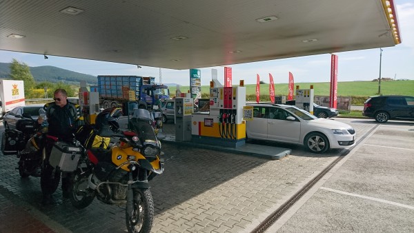 Schattiges Plätzchen an der Tanke