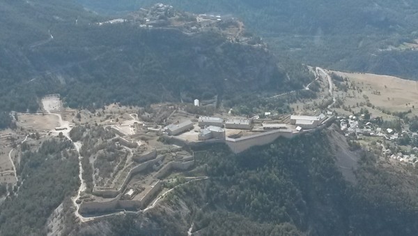 20170908_121305.jpg (120.4 KiB) 16224 mal betrachtet Die Fortanlage von Briancon von oben