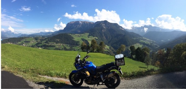 Super Tenere vor dem Rosengarten