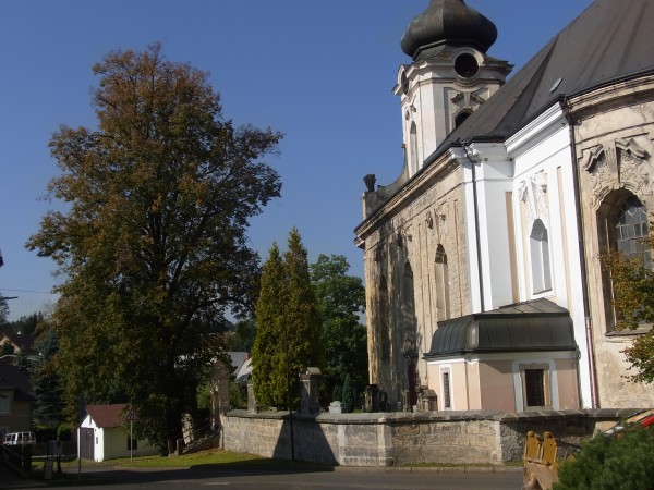 alte Kirche am Wegesrand...