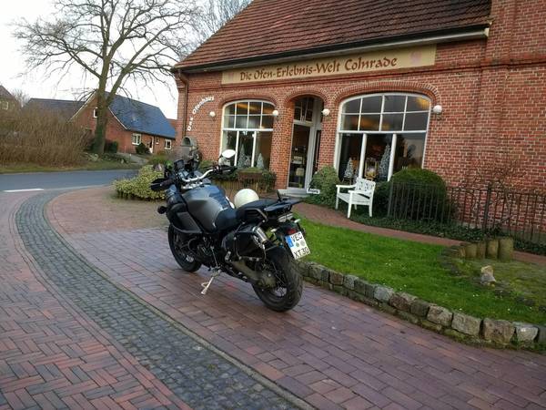 IMG_20171228_143703700.jpg (471.6 KiB) 4535 mal betrachtet Bei fünf Grad im Noden unterwegs. Ganz schön kalt. Wie gut, dass ich unterwegs ein Ofenhaus gefunden habe.