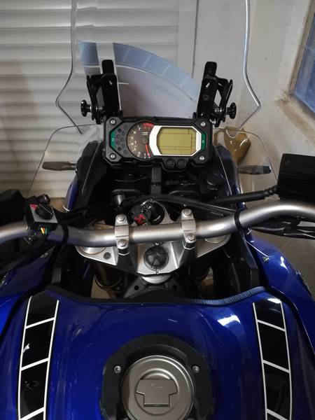 Windabweiser und SW-Motech Tankring sind angebracht.