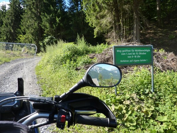 Hinweis bei Auffahrt Straniger Alm