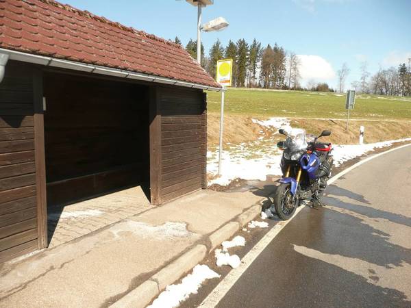 18-03.21-Welzh.Wald-1.JPG (129.61 KiB) 2724 mal betrachtet Bank im Häuschen