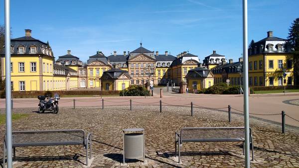 Residens Schloß Bad Arholsen mit Bank