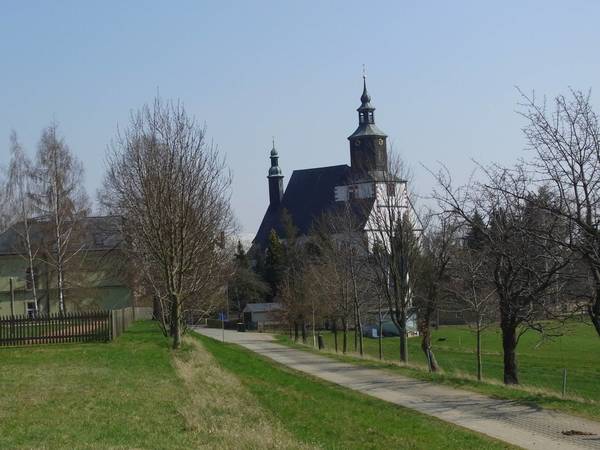 ich mag diese winzigen Dörfchen mit ihren kleinen Kirchen einfach...