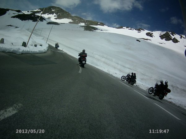 Etwas Schnee gabs schon noch, vorne weg fährt Pitterl, das wußte ich allerdings noch nicht