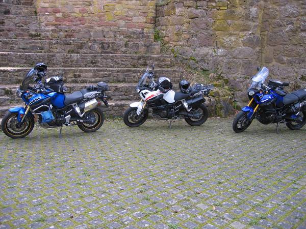 IMG_0001.JPG (549.96 KiB) 2932 mal betrachtet Parkplatz der Burgstubb der Ruine Falkenstein; Mopeds von Scholle, tomacs und HaPe (von links nach rechts)