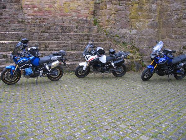 Parkplatz der Burgstubb der Ruine Falkenstein; Mopeds von Scholle, tomacs und HaPe (von links nach rechts)