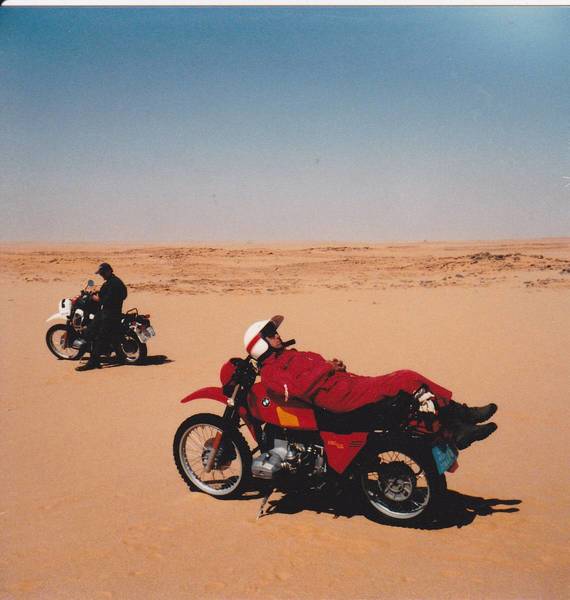 Wüstenrastplatz-1.jpg (146.64 KiB) 3099 mal betrachtet Saharaparkplatz-2