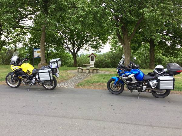 2 XT´s vor einer Bank