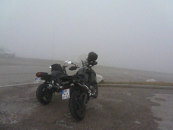 Nebel auf der Passhöhe vom Giau. Da kam auch die Warnweste zu ihrem Einsatz.