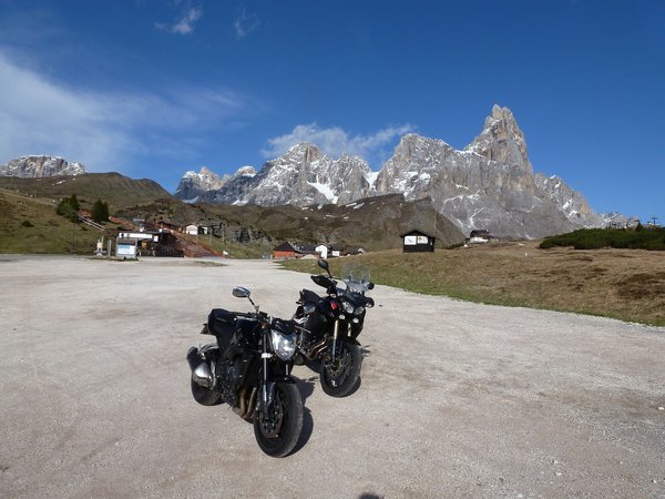 Passo Rolle am Ankunfstag, 17Uhr, Sonne, keine Menschenseele.