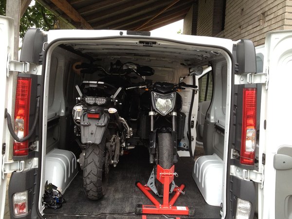 Opel Vivaro - Scheibe und Spiegel der XT mussten ab.