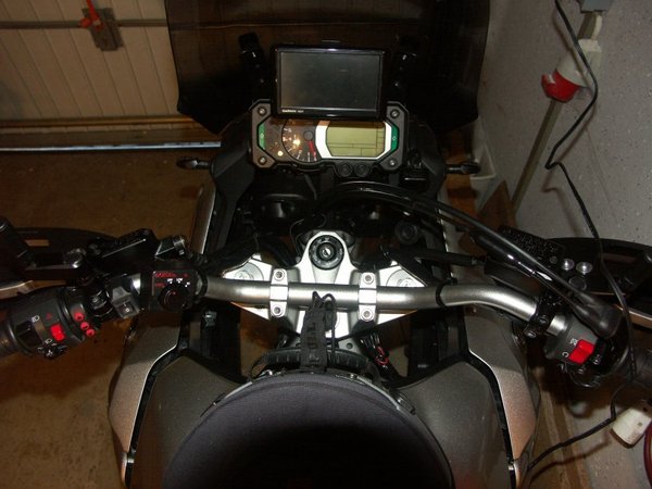 PICT0377(1).jpg (85.49 KiB) 3111 mal betrachtet erster Schalter Boardcomputer, zweiter Schalter Büroklammer----Griffheizung, der Lenker wird voll