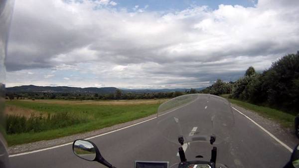 die Berge links sind die Ukraine