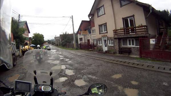 Suchbild: Es gibt eine Linie auf der man ohne Schlaglöcher durchkommt. Lösung. siehe Film