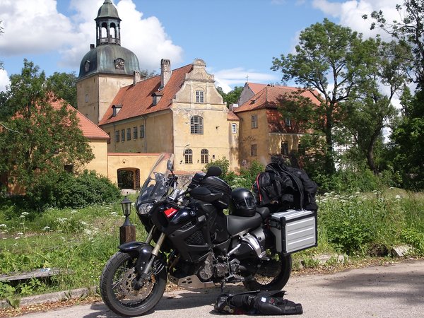 im Hintergrund eine Nervenheilanstalt