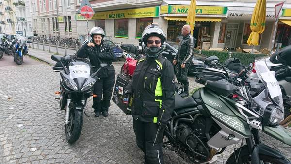 Warten auf die Verladung, natürlich im Regen