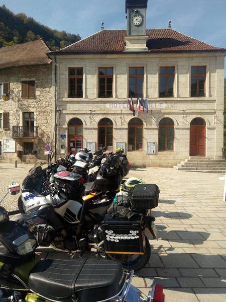 IMG_20180929_141532.jpg (412.3 KiB) 2689 mal betrachtet Jede Menge Mopeds und GSen. Aber wer ist die Schönste im ganzen Land?