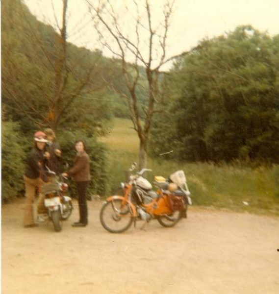 1974.jpg (40.81 KiB) 3461 mal betrachtet mein erstes motorisiertes Zweirad, das schaurige orange Göbel 2 Gang Mofa