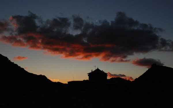 Die Tibethütte vor Abendhimmel