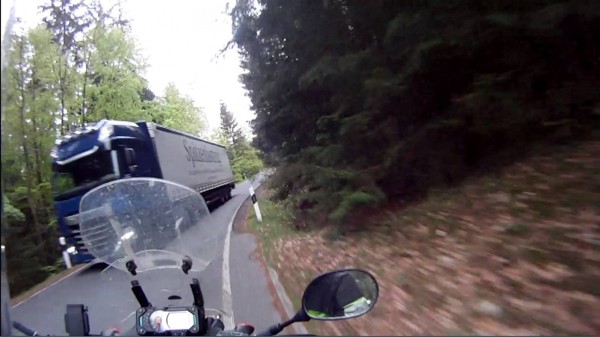 0000-10-6.jpg (111.66 KiB) 2616 mal betrachtet nach 500m kommt dieser LKW als Gegenverkehr