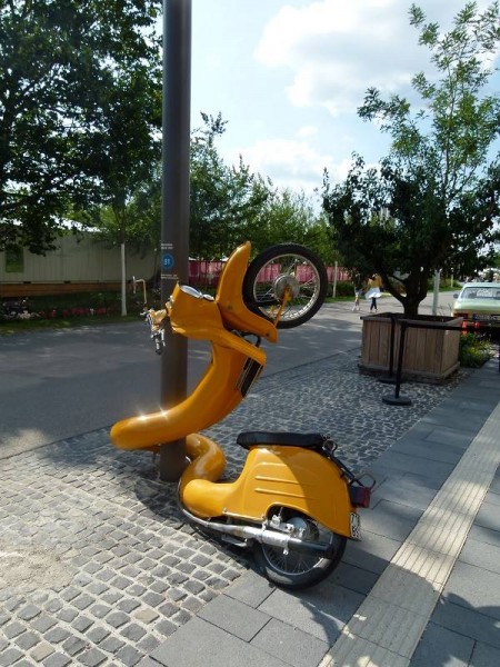 P1130708red.jpg (105.51 KiB) 3839 mal betrachtet Kunstschwalbe, oder dumm gelaufen. Gestern gesehen auf der BUGA in Heilbronn