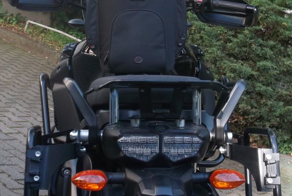 Die Heckträgeransicht mit unschwarzen Distanzhülsen.