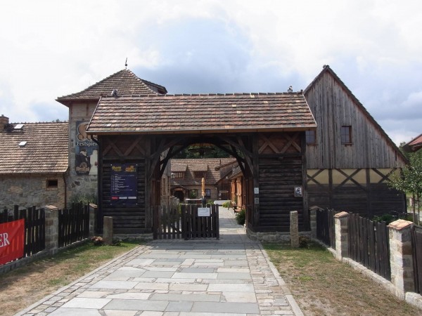 eingang zum schwarzmühlenhof des bösen müllers...