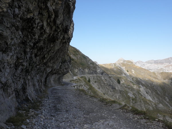 Hochachtung vor den Bauarbeitern, haben sie doch die Straße einfach aus dem Felsen geschlagen!