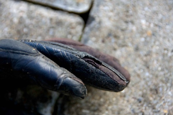 kleine Beschädigung am Handschuh
