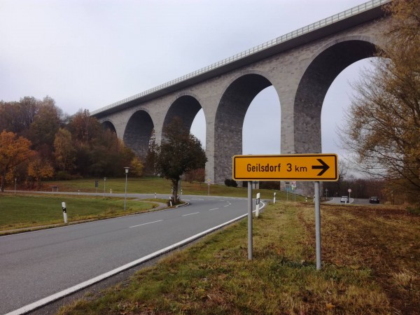 im Hintergrund die Brücke mit der vielleicht längsten Bauzeit- Baubeginn 1938, Eröffnung 1993