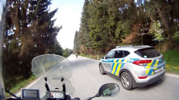 ... immer diese Schleicher auf den Straßen ...